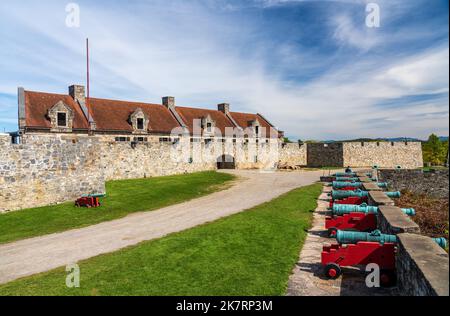 Cannoni che si affacciano sul lago Champlain a Fort Ticonderoga nello stato di New York Foto Stock