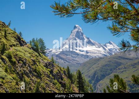 La cima del Cervino sopra la valle del Cervino nelle aslps di Walliser. Foto Stock