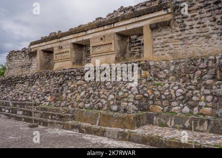 Rovine di edifici Zapotec presso il sito archeologico mesoamericano Mitla (patrimonio dell'umanità dell'UNESCO) a Mitla, una piccola città nella Valle di Oaxaca, Foto Stock