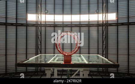 Bangkok, Thailandia - 10 ottobre 2020 : Vista dal fondo del backboard in fibra di Pallacanestro, anello di metallo rosso Hoop e rete bianca contro la lamiera del soffitto in th Foto Stock