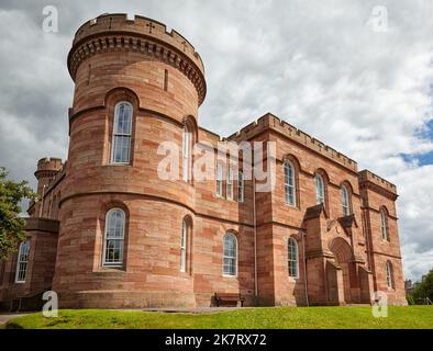 La vista del castello di Inverness è realizzata con una struttura in arenaria rossa in uno stile di antica castellazione dell'architettura del 19th° secolo. Scozia, Inverness Foto Stock