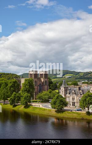 La vista dell'Ardross Terrace con una fila di belle ville che si avvicinano alla Cattedrale di Inverness lungo il fiume Ness. Inverness. Scozia. Regno Unito Foto Stock