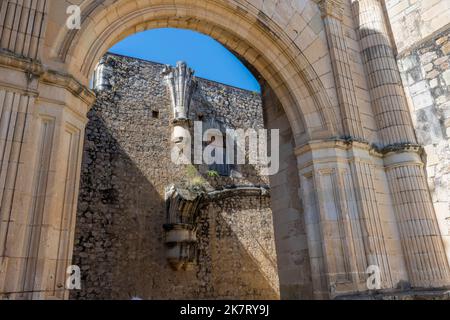 Particolare dell'architettura dell'antica chiesa senza tetto di Cuilapan de Guerrero, un monastero costruito nel 16th ° secolo dagli spagnoli al fine di co Foto Stock