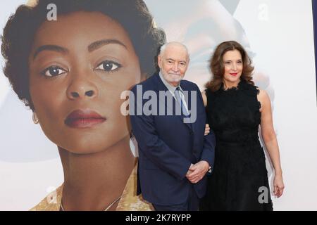 Michael G Wilson e Barbara Broccoli partecipano alla 'till' prima, 66th BFI London Film Festival, Regno Unito Foto Stock