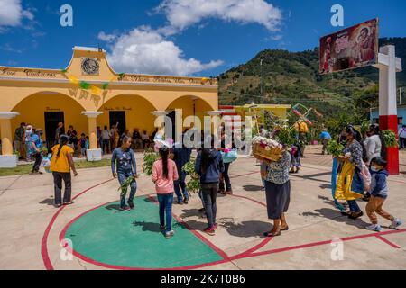 Il villaggio Mixtec di San Jose Contreras vicino a Oaxaca City, Messico, accoglie i turisti con musica e balli sullo zocalo (piazza principale). Foto Stock