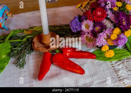 Un tavolo da pranzo decorato presso la Casa Cuubi a San Antonino Castillo Velasco vicino a Oaxaca, Messico. Foto Stock