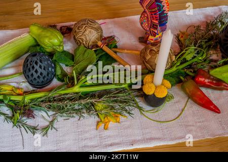 Un tavolo da pranzo decorato presso la Casa Cuubi a San Antonino Castillo Velasco vicino a Oaxaca, Messico. Foto Stock