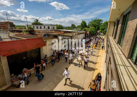 Vista della Parata delle delegazioni alla Guelaguetza nelle strade di San Antonino Castillo Velasco vicino a Oaxaca, Messico. Foto Stock