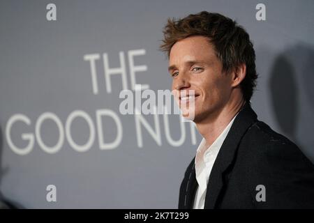 New York, NY, Stati Uniti. 18th Ott 2022. Eddie Redmayne agli arrivi per LA BUONA INFERMIERA Special Screening, The Paris Theater, New York, NY 18 ottobre 2022. Credit: Kristin Callahan/Everett Collection/Alamy Live News Foto Stock