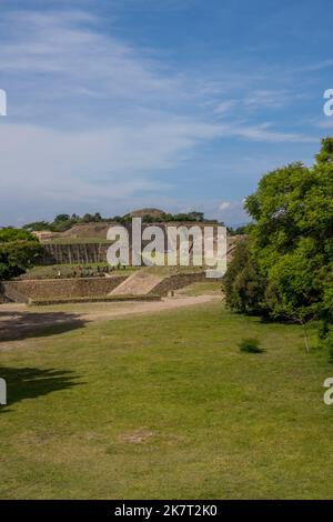 Vista verso il campo da baseball e la piattaforma Sud di Monte Alban (patrimonio dell'umanità dell'UNESCO), che è un grande pre-colombiano Zapotec archeologico Foto Stock