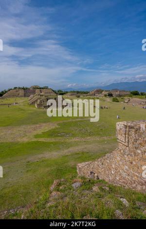 Vista della Gran Plaza con la piattaforma Sud (sullo sfondo) del Monte Alban (patrimonio dell'umanità dell'UNESCO), che è un grande arco Zapotec precolombiano Foto Stock