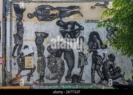 Un murale, raffigurante il commercio africano degli schiavi, di Subterraneos (Underground), un collettivo di artisti composto da giovani studenti di diversi livelli Foto Stock