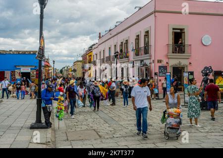 Persone che camminano lungo la strada Calle Macedonio Alcala nel centro di Oaxaca de Juarez, Oaxaca, Messico. Foto Stock