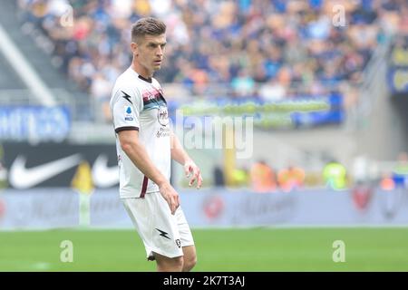 16 ottobre 2022, Milano, Italia: Italia, Milano, ottobre 16 2022: Krzysztof Piatek (attaccante di Salernitana) in attesa di un calcio di portiere nel primo tempo durante la partita di calcio FC INTER vs SALERNITANA, Serie A Tim 2022-2023 day10 stadio San Siro (Credit Image: © Fabrizio Andrea Bertani/Pacific Press via ZUMA Press Wire) Foto Stock