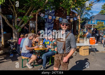 Le persone che si godono le celebrazioni dell'Oktoberfest al pub tedesco Stammtisch a Portland, Oregon, USA. Foto Stock