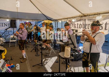 Le persone che si godono le celebrazioni dell'Oktoberfest con musica dal vivo presso il pub tedesco Stammtisch di Portland, Oregon, USA. Foto Stock