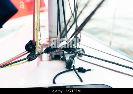 Attrezzatura per yacht, funi e un sistema di blocchi. Vista frontale. Foto Stock