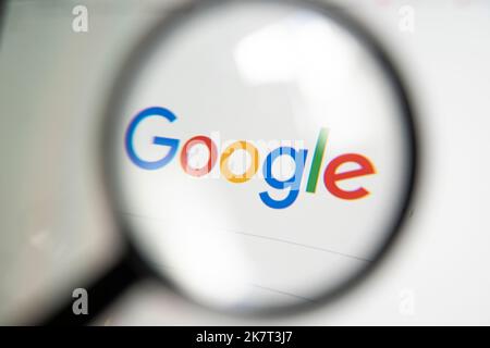 Barnaul. Russia 20 giugno 2022: Logo di ricerca di Google sullo schermo attraverso una lente di ingrandimento Foto Stock