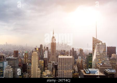 Tramonto sul centro di Manhattan nei bellissimi colori del sole tramontante Foto Stock