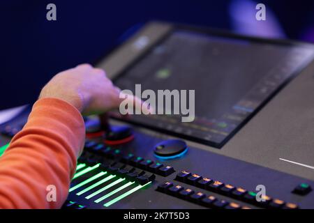 Console di illuminazione e mano dell'operatore di pannello luci. Messa a fuoco selettiva. Foto Stock