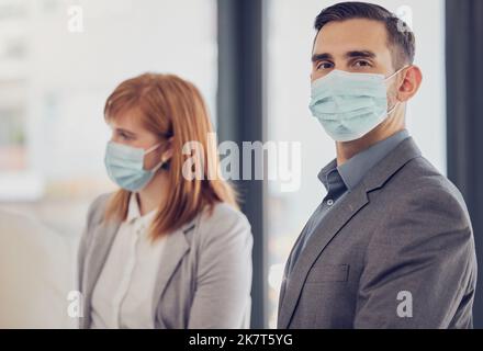 Covid, maschera per il viso e uomini d'affari in ufficio riunione dopo aver bloccato in un luogo di lavoro sicuro, pulito e sano. Ritratto di uomo di direzione con visione per Foto Stock