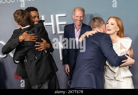 Nnamdi Asomuha, Eddie Redmayne, Noah Emmerich, Tobias Lindholm, Jessica Chastain partecipano alla prima Netflix di Good Nurse al Teatro di Parigi il 18 ottobre 2022 Foto Stock