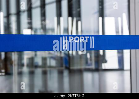 Nastro barriera blu in una porta, asta coda Foto Stock