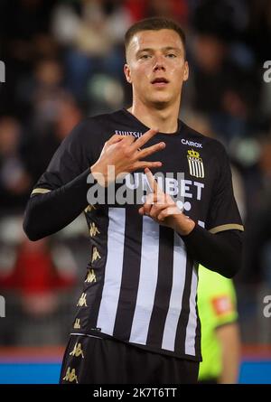 Daan Heymans di Charleroi festeggia dopo aver segnato durante una partita di calcio tra Sporting Charleroi e KV Kortrijk, martedì 18 ottobre 2022 a Kortrijk, il 13° giorno della prima divisione del campionato belga 'Jupiler Pro League' del 2022-2023. BELGA PHOTO VIRGINIE LEFOUR Foto Stock