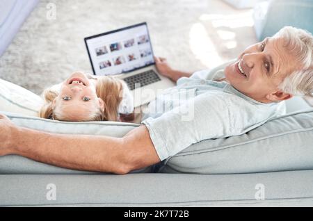 Ritratto di relax nonno, bambino e computer portatile con album fotografico digitale, galleria di memoria e godere di qualità tempo insieme. Amore, legame familiare felice o. Foto Stock