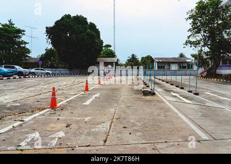 Test di guida e area di addestramento con test di simulazione per patente di guida. Scuola di guida pratica zona di traffico con pole segnaletica e coni arancioni e la strada Foto Stock