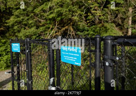 Lago di Buntzen, Canada - 24 luglio 2022: Vista del segno Parcheggio cane all'interno di fuori della zona guinzaglio al lago di Buntzen Foto Stock