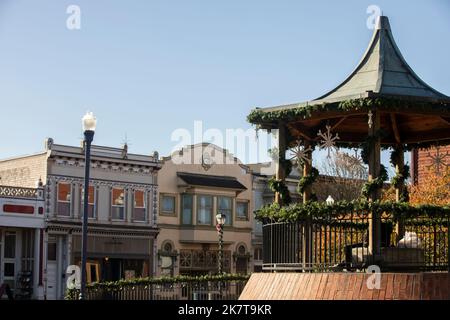 La luce del sole del mattino risplende sulla storica architettura vittoriana del centro di Eureka, California, Stati Uniti. Foto Stock