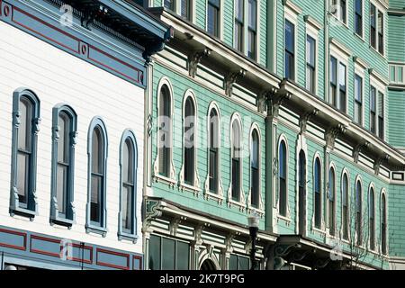 La luce del sole del mattino risplende sulla storica architettura vittoriana del centro di Eureka, California, Stati Uniti. Foto Stock