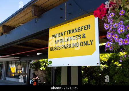 North Vancouver, Canada - 18 luglio 2022: Vista del cartello pazienti trasferimento ambulanze e autobus Parcheggio solo presso il Lions Gate Hospital Foto Stock