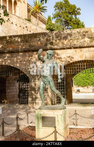 Palma di Maiorca, Spagna - 22 giugno 2022: Statua nel giardino dei Re vicino al Palazzo Almudaina. La Statua es Foner del costruttore Lorenzo Rossello. Foto Stock