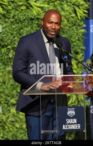 16 ottobre 2022: L'ex Seattle Seahawks che corre indietro Shaun Alexander parla alla sua cerimonia di induzione del Ring of Honor durante la metà di una partita di football della NFL a Seattle, WA. Sean Brown/CSM Foto Stock