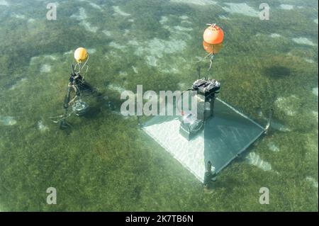 Konstanz, Germania. 12th Set, 2022. Un sensore di pressione dell'acqua (l) e un imbuto per il flusso di gas dell'Università di Costanza si trovano sul lago di Costanza. La pressione dell'acqua e il volume dell'acqua nel lago di Costanza devono essere misurati. (Al dpa "Full Power on full Lakes - i boaters hanno bisogno di limiti più stretti?") Credit: Silas Stein/dpa/Alamy Live News Foto Stock