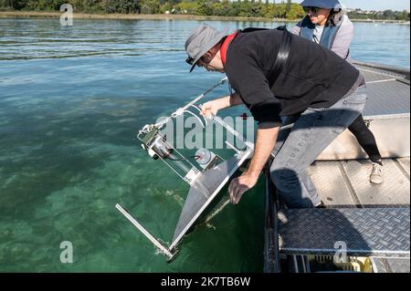 Konstanz, Germania. 12th Set, 2022. OLE Lessmann e Karla Martinez dell'Università di Costanza immettono nell'acqua un imbuto per il flusso di gas. Con l'ausilio dell'imbuto a flusso di gas, è possibile misurare il volume dell'acqua e successivamente leggere la quantità di metano e CO2 contenuta nell'acqua. (Al dpa "Full Power on full Lakes - i boaters hanno bisogno di limiti più stretti?") Credit: Silas Stein/dpa/Alamy Live News Foto Stock