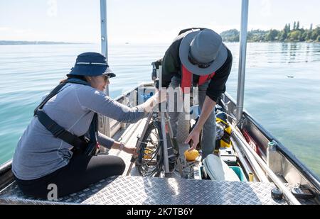 Konstanz, Germania. 12th Set, 2022. OLE Lessmann (r) e Karla Martinez dell'Università di Costanza preparano un sensore di pressione dell'acqua. Il sensore verrà utilizzato per misurare la pressione dell'acqua nel lago di Costanza. (Al dpa "Full Power on full Lakes - i boaters hanno bisogno di limiti più stretti?") Credit: Silas Stein/dpa/Alamy Live News Foto Stock