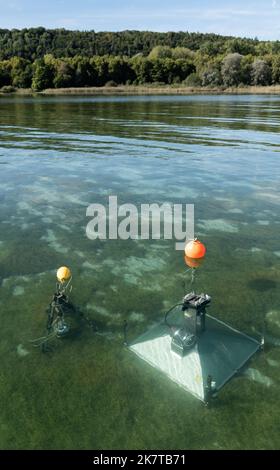 Konstanz, Germania. 12th Set, 2022. Un sensore di pressione dell'acqua (l) e un imbuto per il flusso di gas dell'Università di Costanza si trovano sul lago di Costanza. La pressione dell'acqua e il volume dell'acqua nel lago di Costanza devono essere misurati. (Al dpa "Full Power on full Lakes - i boaters hanno bisogno di limiti più stretti?") Credit: Silas Stein/dpa/Alamy Live News Foto Stock