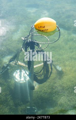 Konstanz, Germania. 12th Set, 2022. Un sensore di pressione dell'acqua dell'Università di Costanza si trova sul lago di Costanza. Il sensore verrà utilizzato per misurare la pressione dell'acqua nel lago di Costanza. (Al dpa "Full Power on full Lakes - i boaters hanno bisogno di limiti più stretti?") Credit: Silas Stein/dpa/Alamy Live News Foto Stock