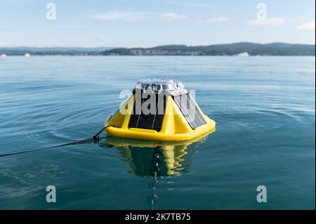 Konstanz, Germania. 12th Set, 2022. Una boa d'onda dell'Università di Costanza galleggia sulla superficie del Lago di Costanza. Con l'aiuto della boa d'onda, è possibile misurare la forza delle onde provocate dalle navi. (Al dpa "Full Power on full Lakes - i boaters hanno bisogno di limiti più stretti?") Credit: Silas Stein/dpa/Alamy Live News Foto Stock