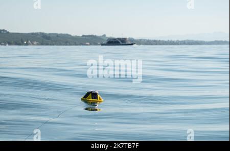 Konstanz, Germania. 12th Set, 2022. Una boa d'onda dell'Università di Costanza galleggia sulla superficie del Lago di Costanza. Con l'aiuto della boa d'onda, è possibile misurare la forza delle onde provocate dalle navi. (Al dpa "Full Power on full Lakes - i boaters hanno bisogno di limiti più stretti?") Credit: Silas Stein/dpa/Alamy Live News Foto Stock