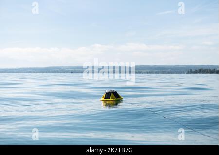 Konstanz, Germania. 12th Set, 2022. Una boa d'onda dell'Università di Costanza galleggia sulla superficie del Lago di Costanza. Con l'aiuto della boa d'onda, è possibile misurare la forza delle onde provocate dalle navi. (Al dpa "Full Power on full Lakes - i boaters hanno bisogno di limiti più stretti?") Credit: Silas Stein/dpa/Alamy Live News Foto Stock