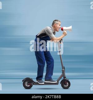 Un riparatore veloce che guida uno scooter elettrico e grida attraverso un concetto espresso del servizio di riparazione del megafono Foto Stock