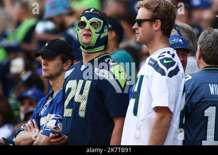 Seattle, Washington, Stati Uniti. 16th Ott 2022. Un fan dei Seahawks durante una partita di football della NFL a Seattle, Washington. Sean Brown/CSM/Alamy Live News Foto Stock