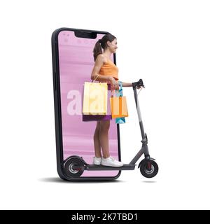 Donna che tiene molti sacchetti di shopping e guida uno scooter elettrico, sta uscendo da uno schermo di smartphone, shopping online e vendita concept, bianco Foto Stock