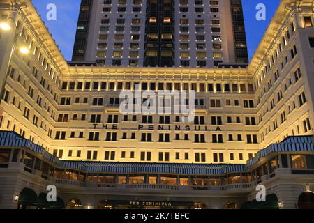 Hong Kong - 2022 Ottobre 08: Peninsula Hotel a Tsim Sha Tsui, uno dei cinque stelle hotel a Hong Kong Foto Stock