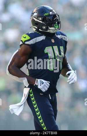 16 ottobre 2022: Il ricevitore DK Metcalf (14) di Seattle Seahawks entra in posizione durante una partita di football della NFL a Seattle, WA. Sean Brown/CSM Foto Stock