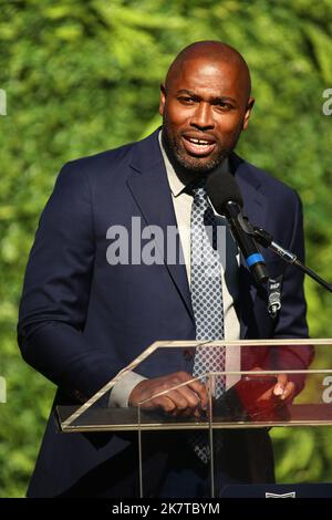 Seattle, Washington, Stati Uniti. 16th Ott 2022. Gli ex Seattle Seahawks che si sono rifatti Shaun Alexander parlano alla sua cerimonia di induzione del Ring of Honor in occasione di una partita di football della NFL a Seattle, Washington. Sean Brown/CSM/Alamy Live News Foto Stock